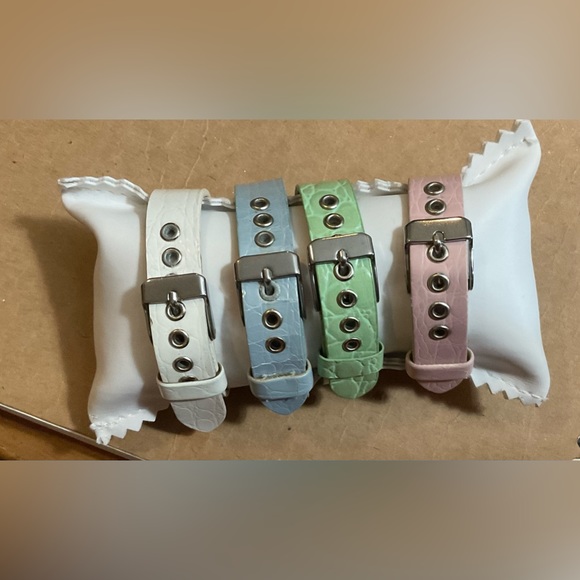 Quarter Factory: Silver tone watch with Four Exchangeable bands and 4 band faces - Picture 3 of 11